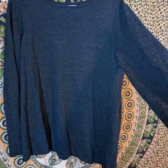 Ladies thin, asymmetrical bottom sweater - Picture 1 of 4